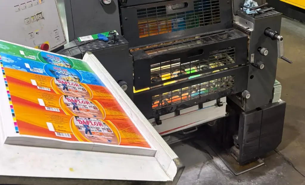Folha de rótulos de limpa-piso em pasta da DAFLOR, recém-impressa em papel couchê brilho 90 g na Heidelberg GTO 52 da iGráfica